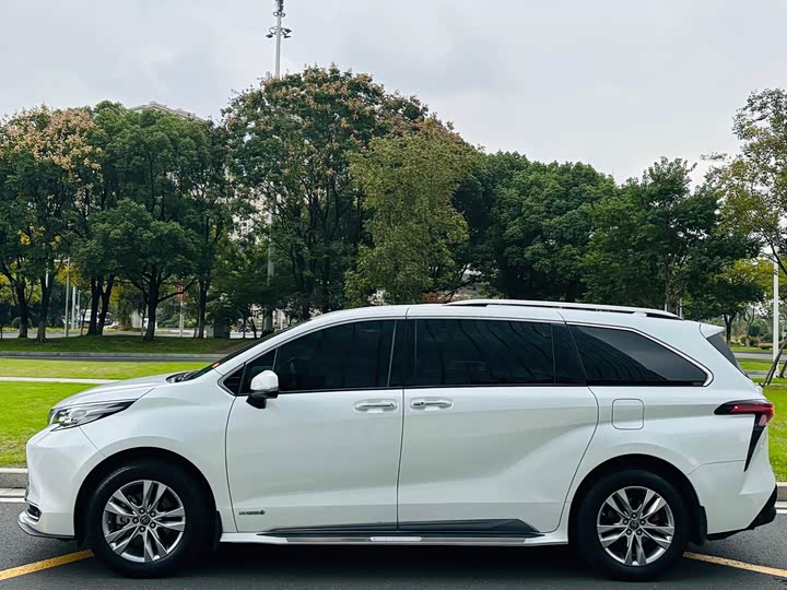 Фото 4 - Toyota Sienna