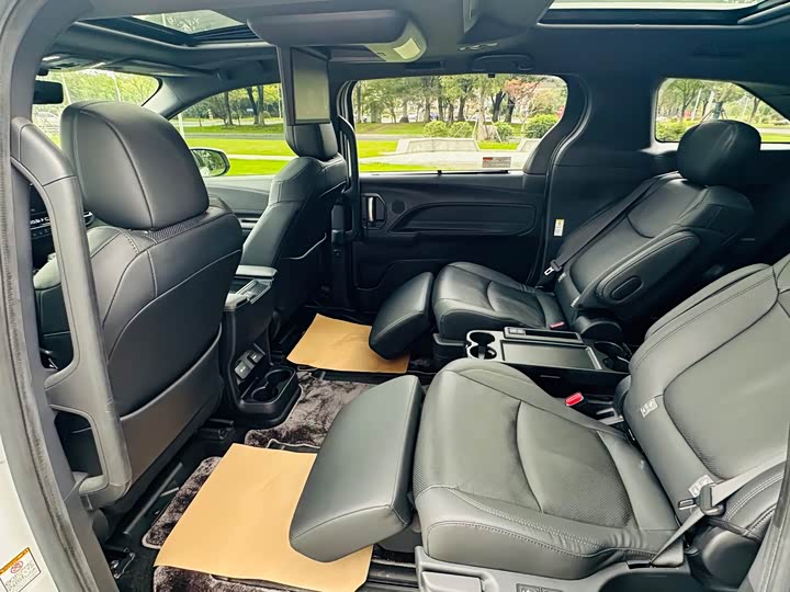 Фото 8 - Toyota Sienna