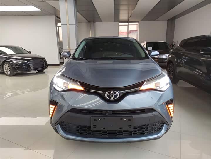 Фото 3 - Toyota C-HR