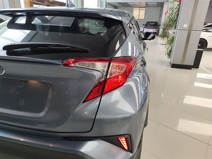 Фото 8 - Toyota C-HR