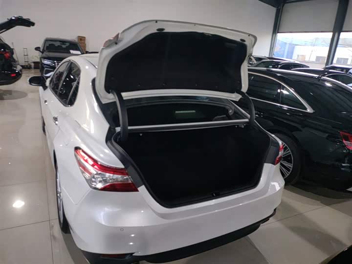 Фото 9 - Toyota Camry