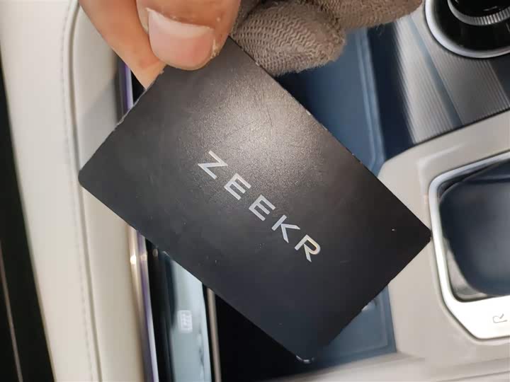 Фото 9 - Zeekr 001