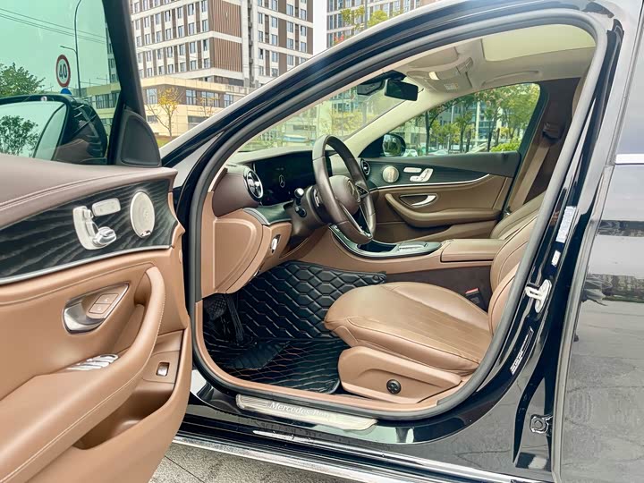 Фото 4 - Mercedes-Benz E-Class