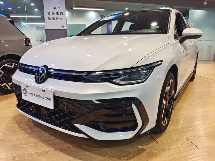 Фото 1 - Volkswagen Golf