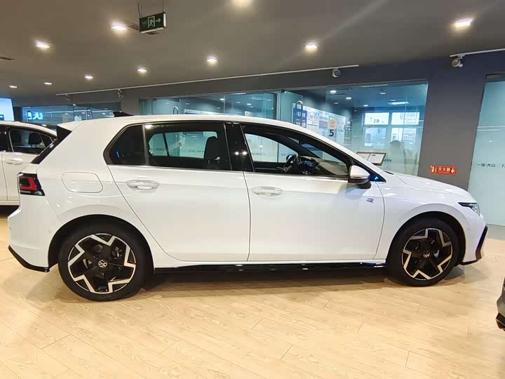 Фото 3 - Volkswagen Golf