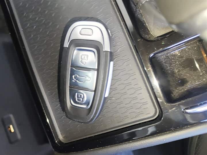 Фото 9 - Hongqi E-QM5