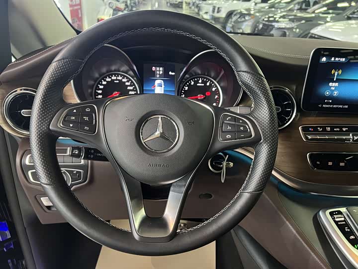 Фото 7 - Mercedes-Benz V-Class