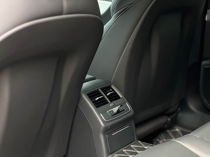 Фото 9 - Audi A4L