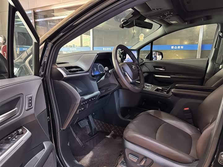 Фото 4 - Toyota Granvia