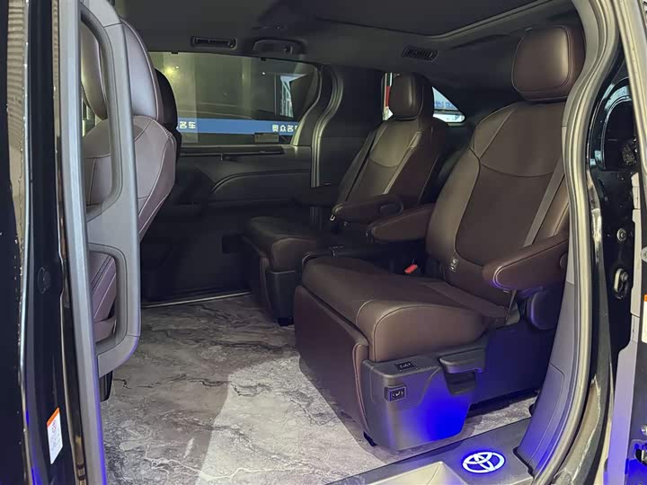 Фото 8 - Toyota Granvia