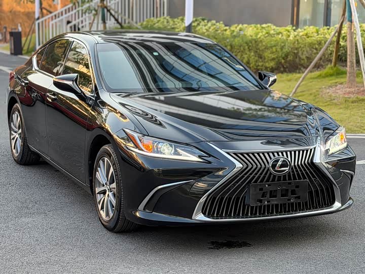 Фото 1 - Lexus ES