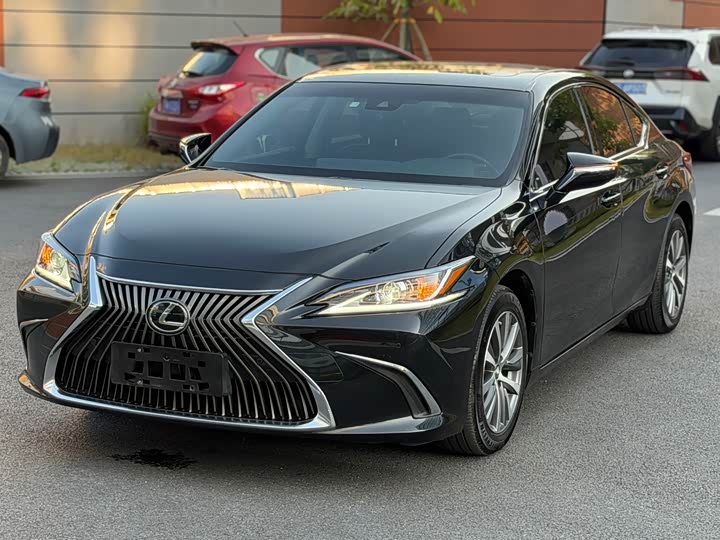 Фото 2 - Lexus ES