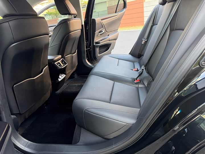 Фото 4 - Lexus ES