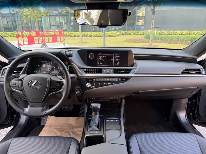 Фото 6 - Lexus ES