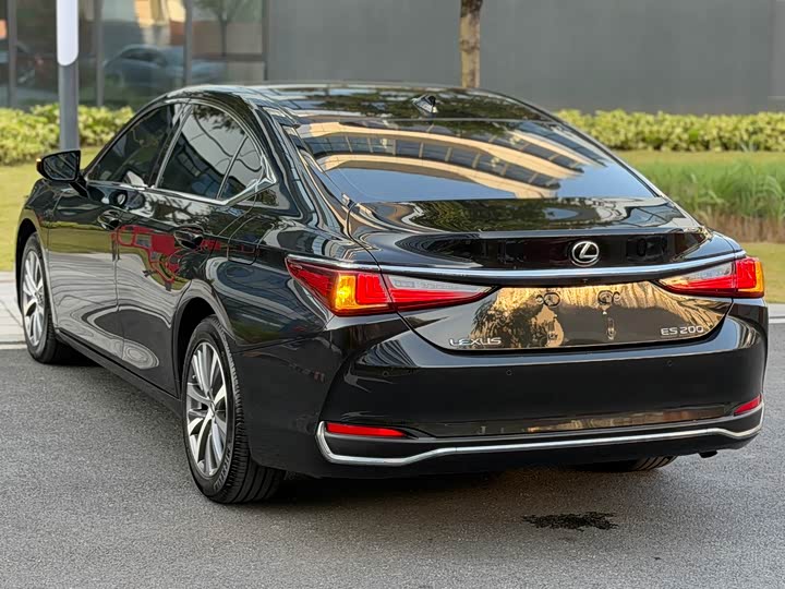 Фото 8 - Lexus ES