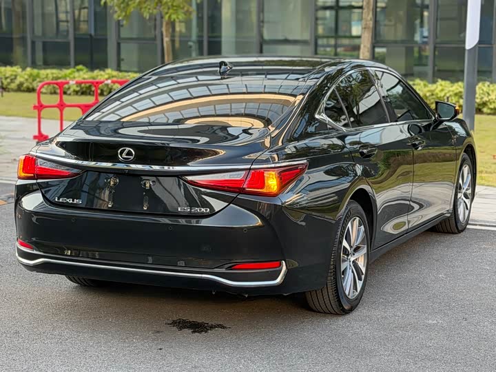 Фото 9 - Lexus ES