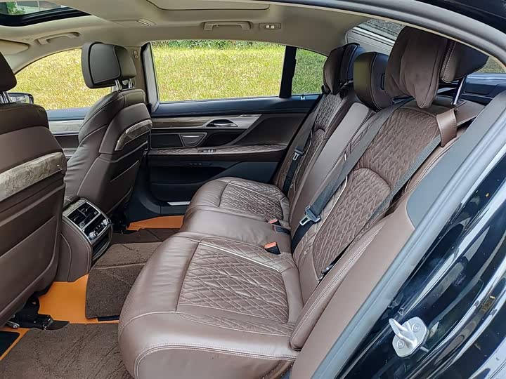 Фото 8 - BMW 7 Series