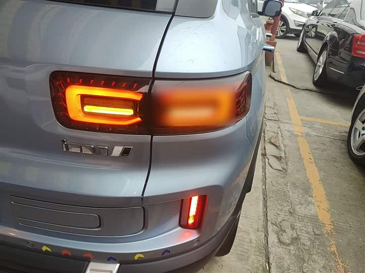 Фото 8 - Geely Icon