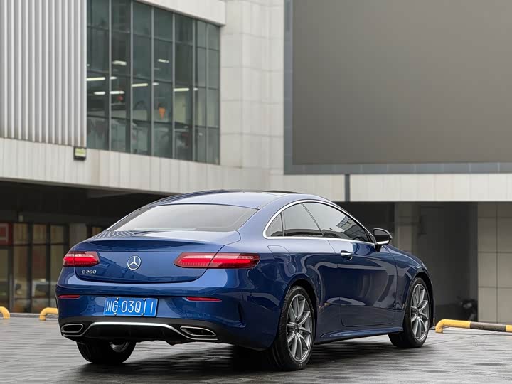 Фото 5 - Mercedes-Benz E-Class