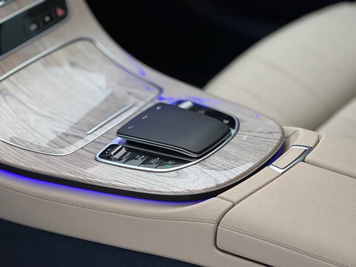 Фото 9 - Mercedes-Benz E-Class