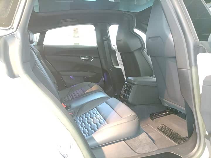 Фото 8 - Audi e-tron GT