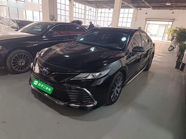 Фото 2 - Toyota Camry