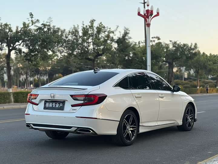 Фото 4 - Honda Accord