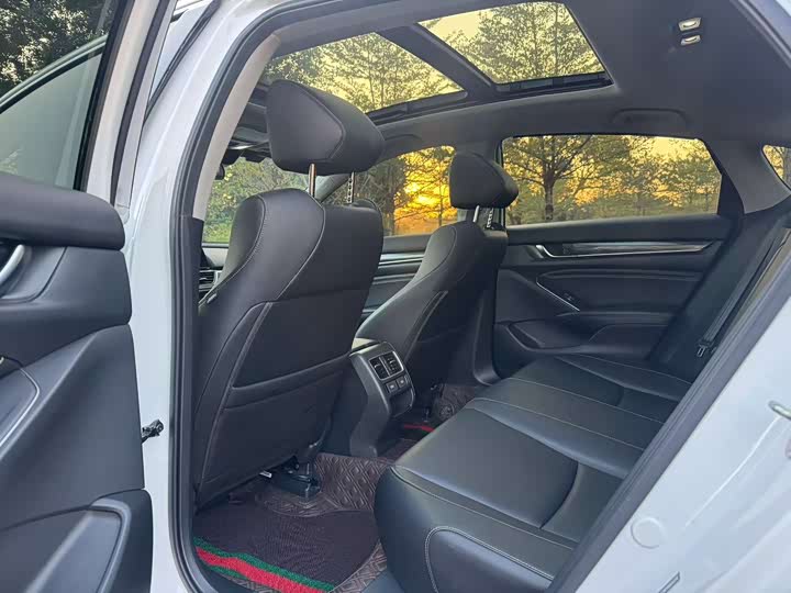 Фото 8 - Honda Accord