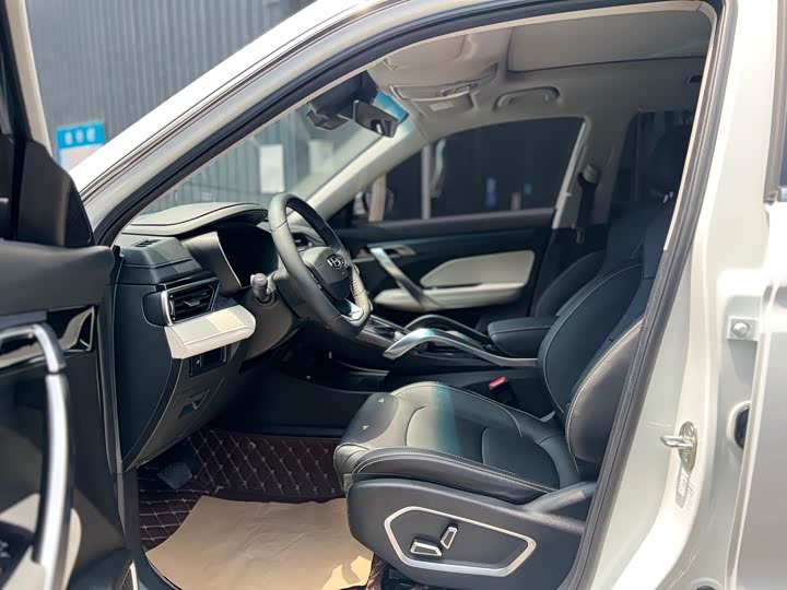 Фото 8 - Geely Atlas