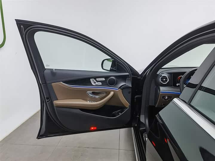 Фото 8 - Mercedes-Benz E-Class