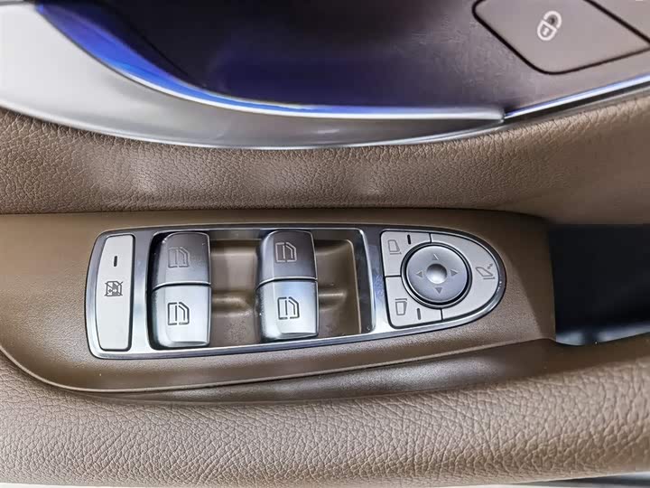 Фото 9 - Mercedes-Benz E-Class