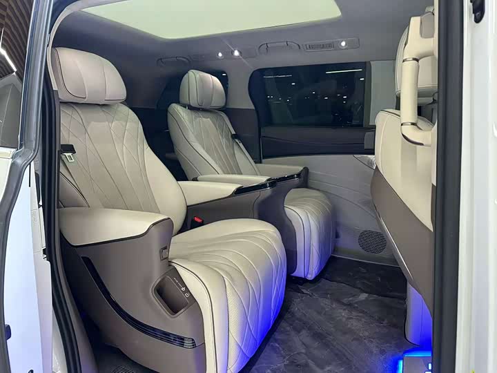 Фото 6 - Denza D9