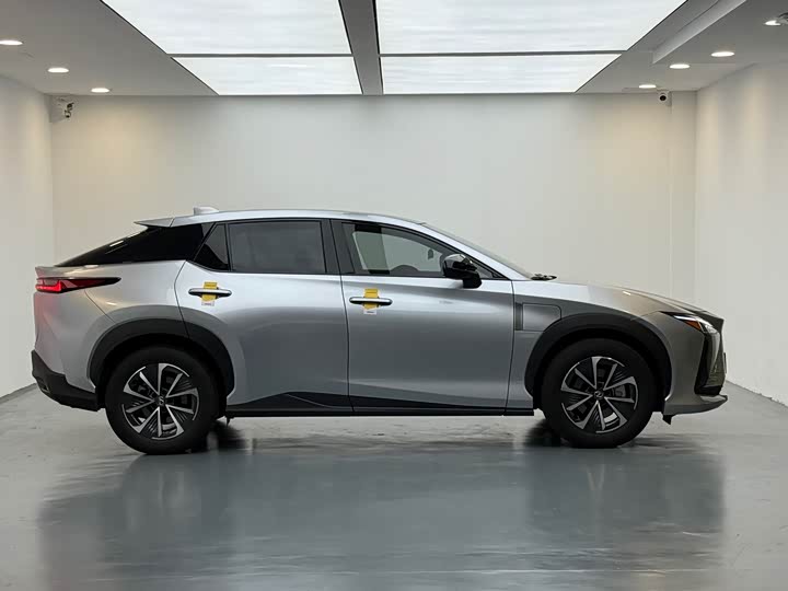 Фото 8 - Lexus RZ