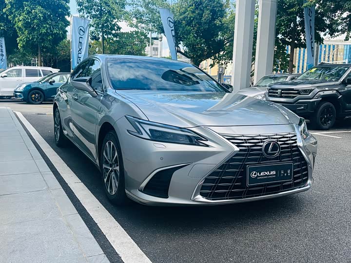 Фото 3 - Lexus ES