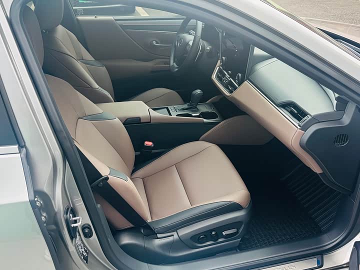 Фото 7 - Lexus ES