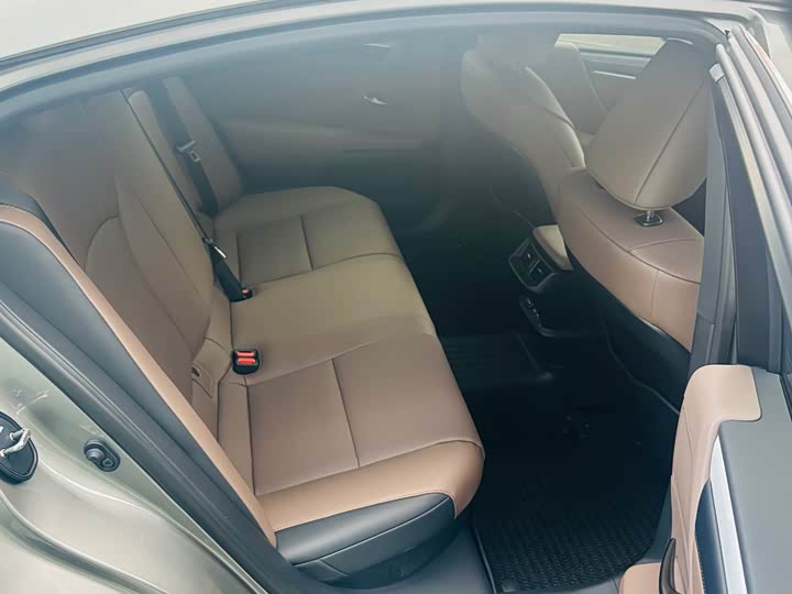 Фото 8 - Lexus ES