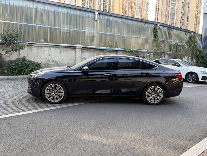 Фото 4 - Hongqi H5