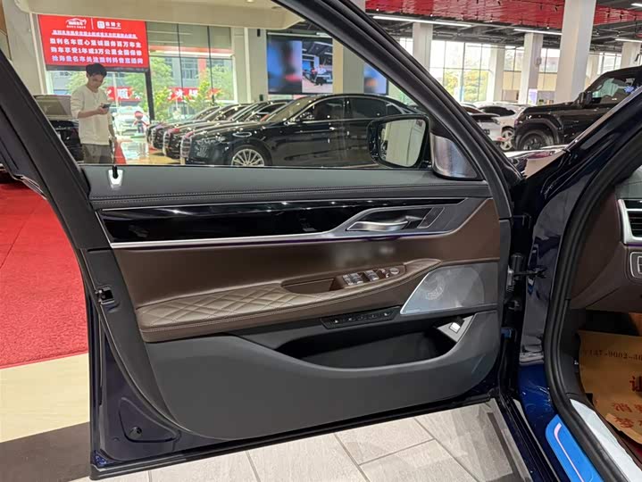 Фото 8 - BMW 7 Series