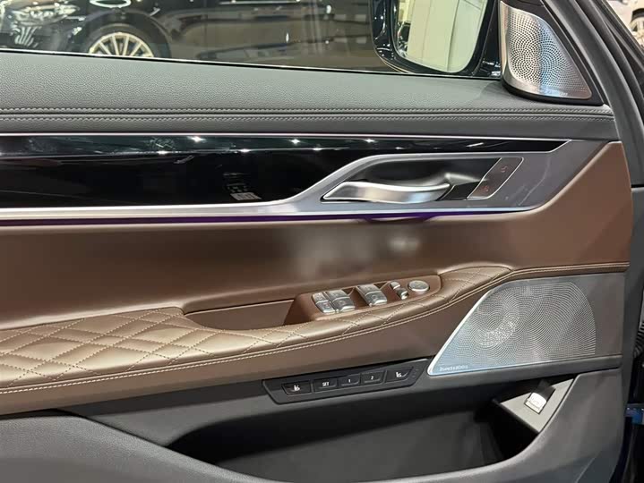 Фото 9 - BMW 7 Series