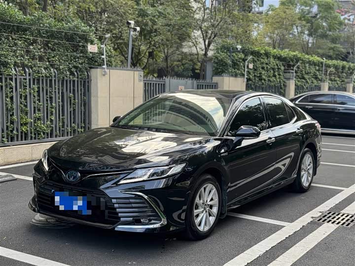 Фото 2 - Toyota Camry