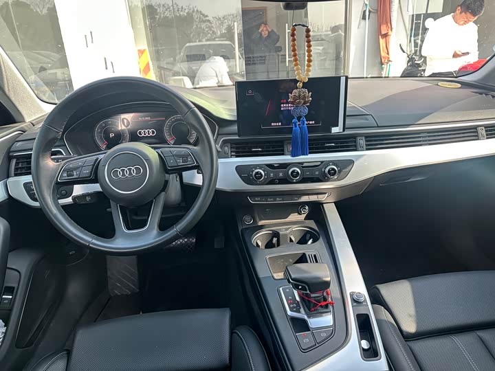 Фото 4 - Audi A4L