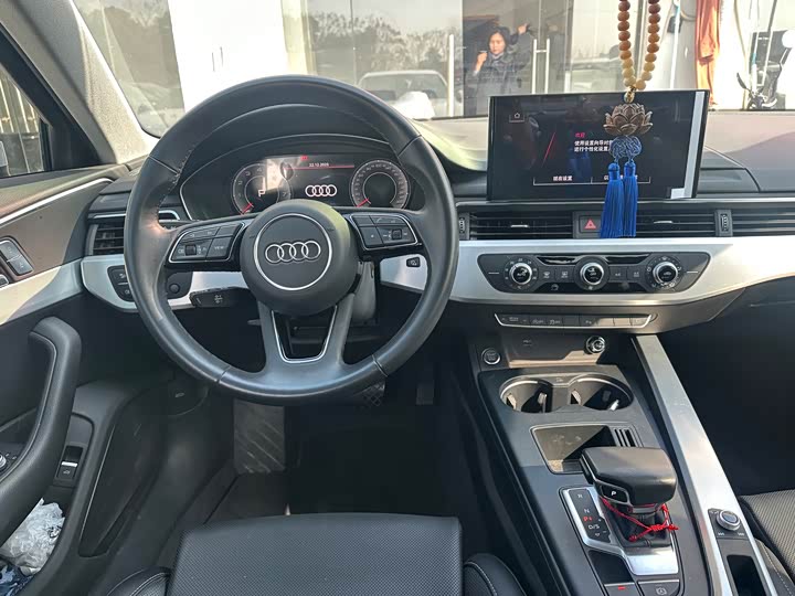 Фото 5 - Audi A4L