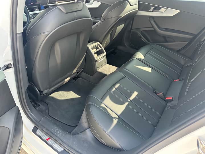 Фото 8 - Audi A4L