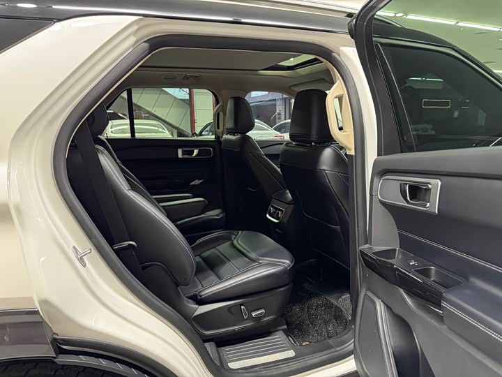 Фото 8 - Ford Explorer