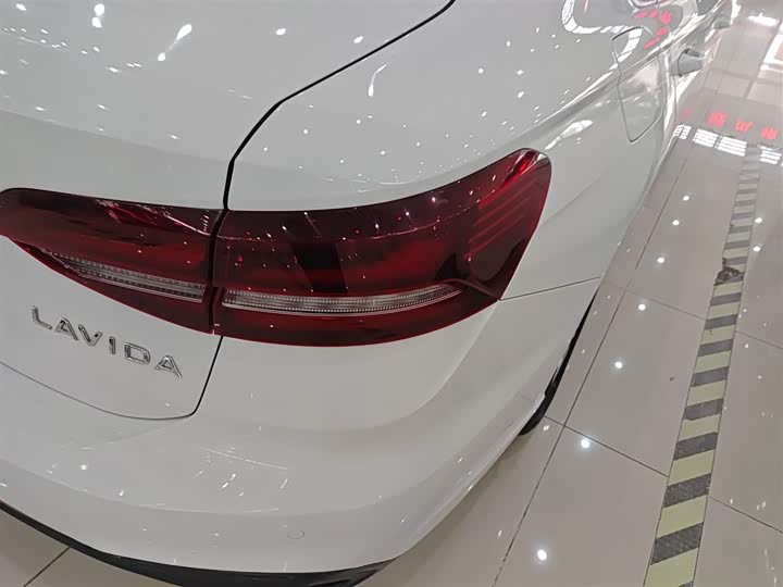 Фото 8 - Volkswagen Lavida