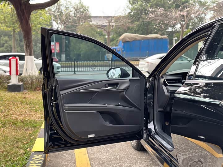 Фото 4 - Toyota Camry