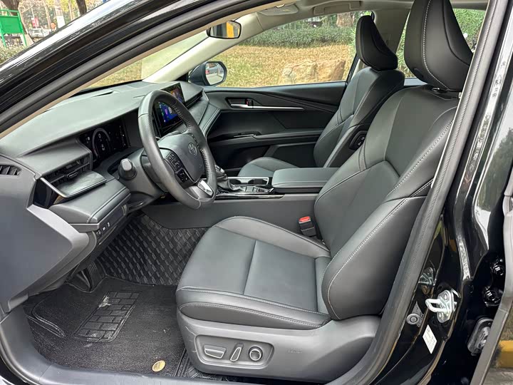 Фото 5 - Toyota Camry