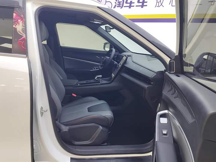 Фото 8 - Geely Atlas