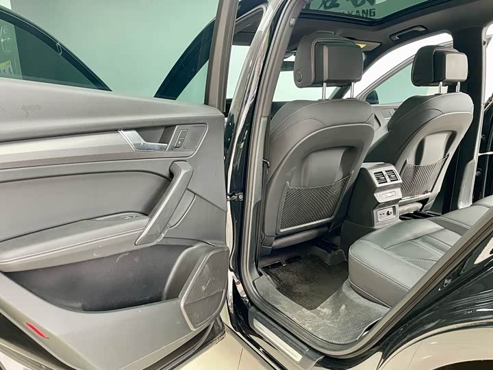 Фото 9 - Audi Q5L