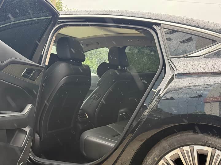 Фото 6 - Hongqi H5